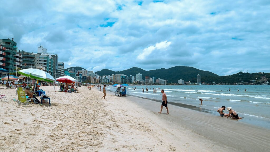 imagem da praia de meia praia em itapema, santa catarina