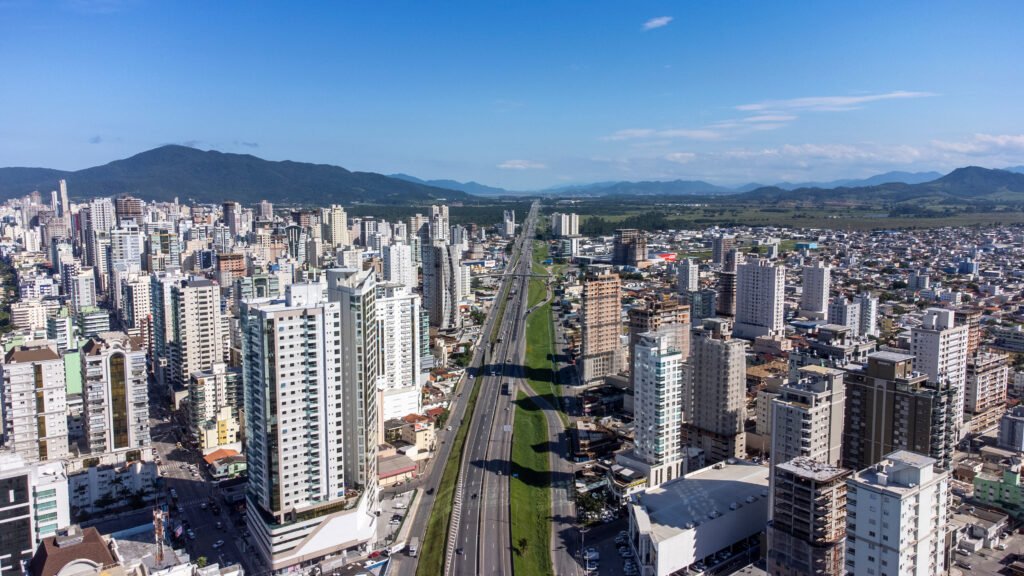 Vista aérea da BR-101 em Itapema SC, região valorizada para comprar imóvel na planta