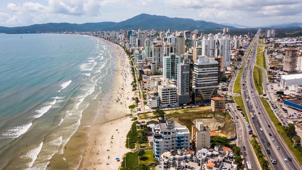 Vista aérea de Itapema SC com destaque para região valorizada para comprar imóvel na planta